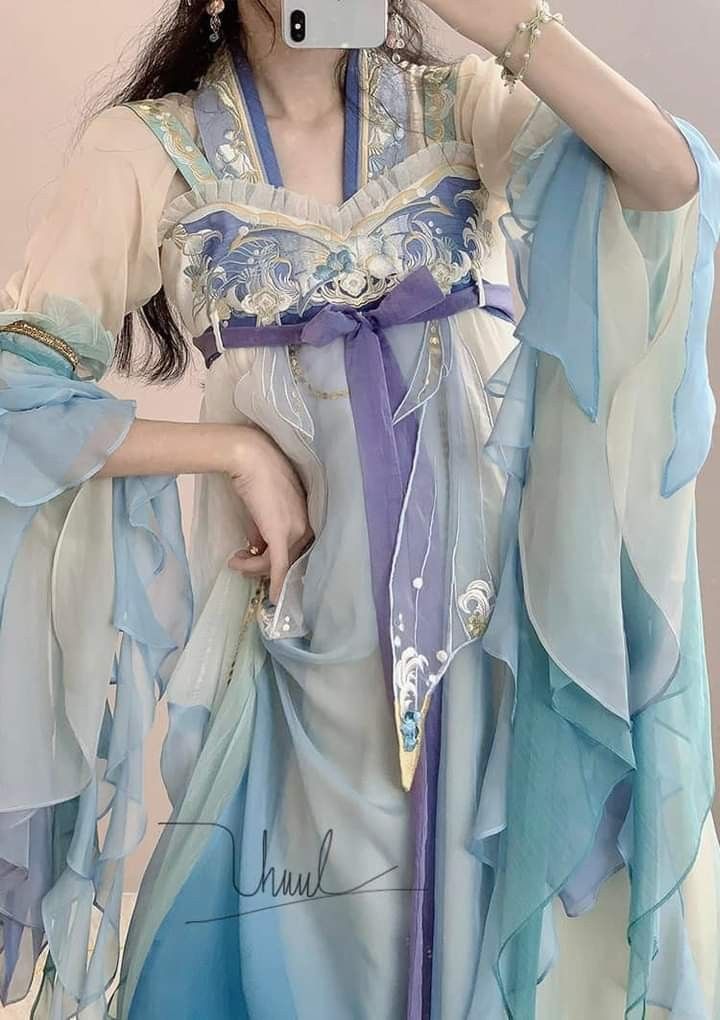 The Rising Interest in Hanfu for Little Girls:A 2-Year-Olds Perspective The Rising Interest in Hanfu for Little Girls:A 2-Year-Olds Perspective