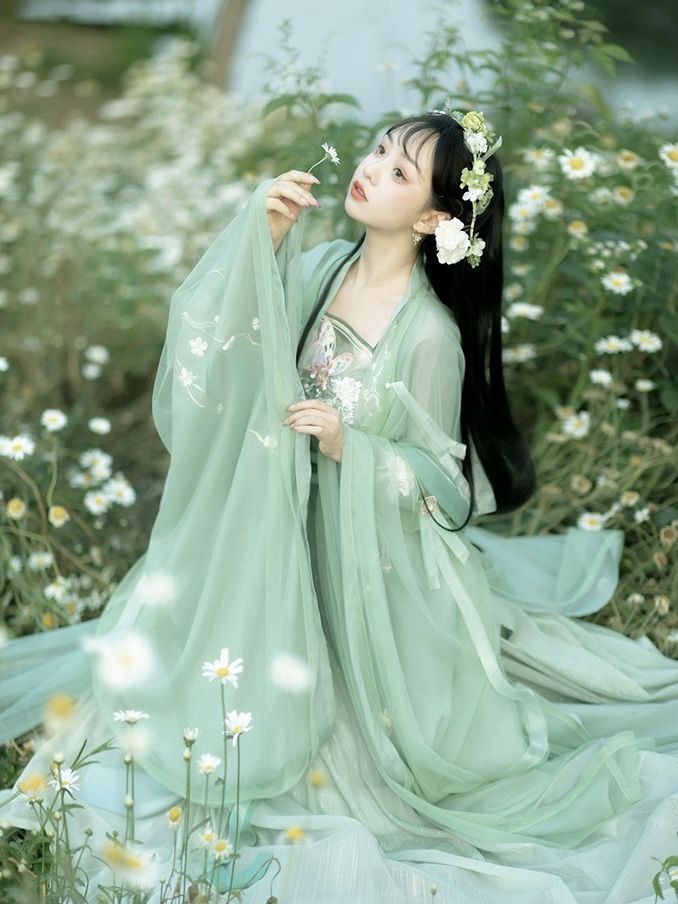 The Enchantment of Hanfu:Jade-like Smoke in the Realm of Chinese Traditional Clothing The Enchantment of Hanfu:Jade-like Smoke in the Realm of Chinese Traditional Clothing