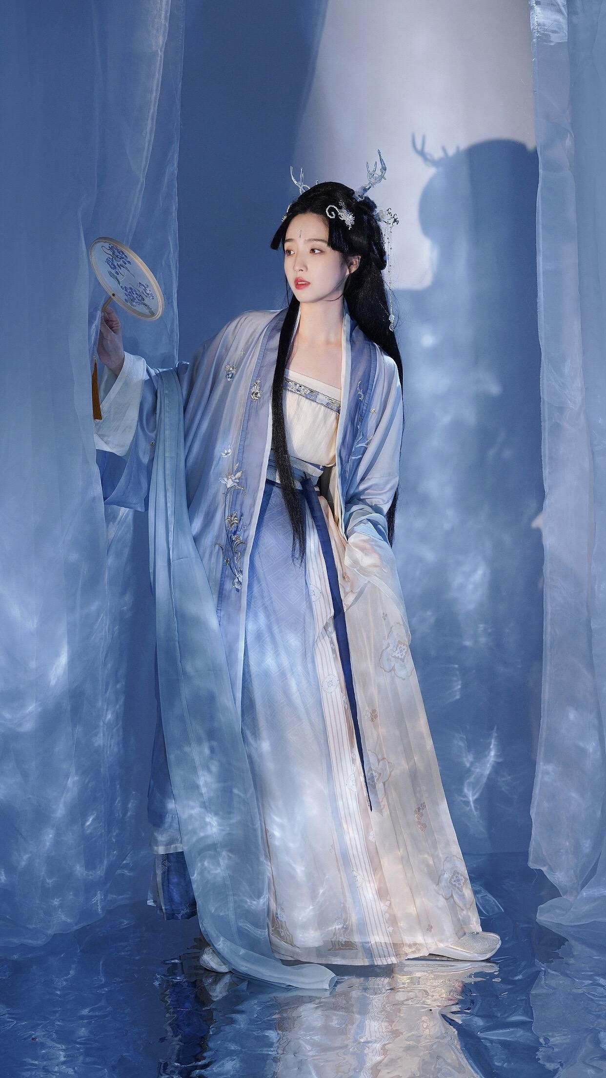 Exploring the World of Large-Size Ming-Style Hanfu Horse-Tail Skirts Exploring the World of Large-Size Ming-Style Hanfu Horse-Tail Skirts