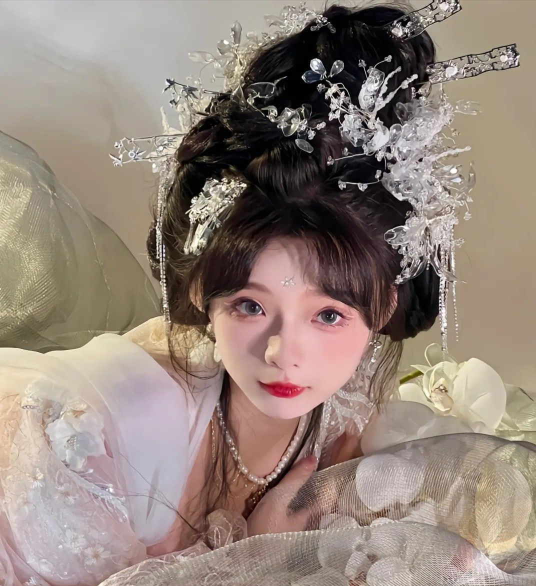 The Journey of a 16-Year-Old Girl into the World of Hanfu Han Chinese Traditional Clothing) The Journey of a 16-Year-Old Girl into the World of Hanfu Han Chinese Traditional Clothing)