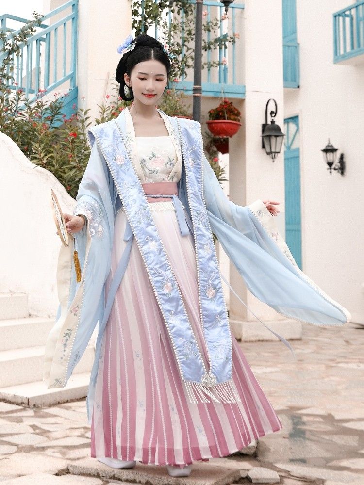The Dominating Charm of Hanfu Fashion in Ancient Style:Dark and High-Cold Elegance The Dominating Charm of Hanfu Fashion in Ancient Style:Dark and High-Cold Elegance