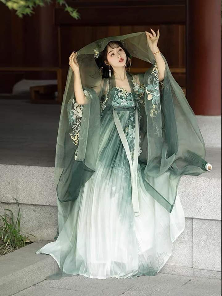 The Red Cheongsam:A Symbol of Cultural Splendor and Elegance The Red Cheongsam:A Symbol of Cultural Splendor and Elegance