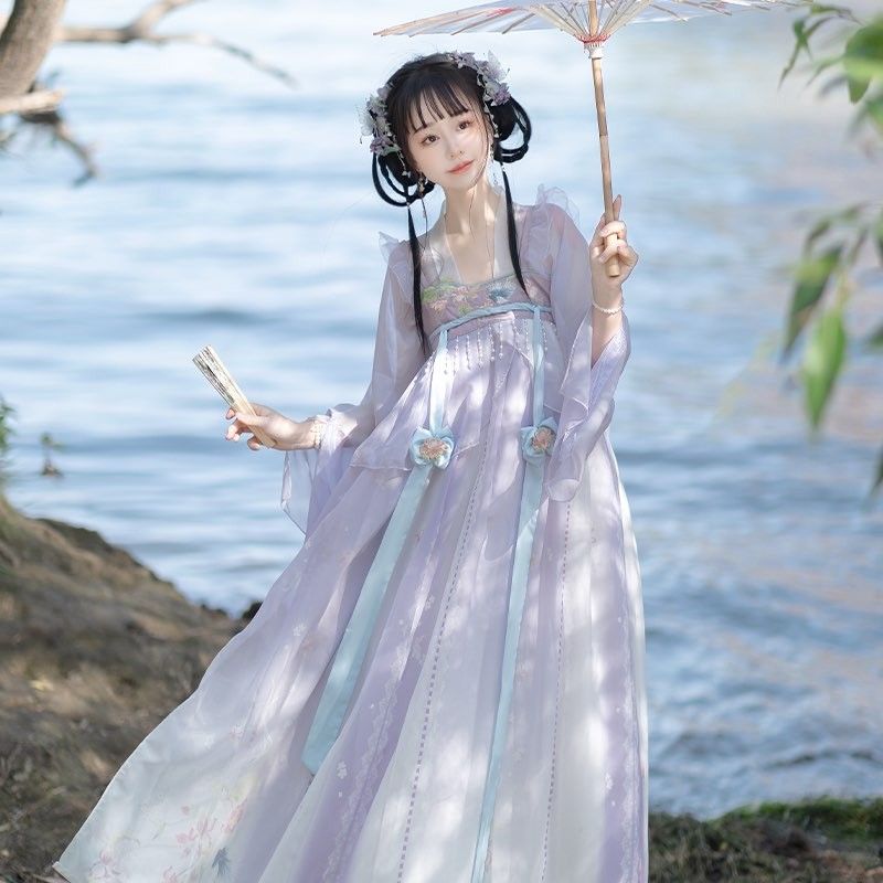The Journey of a 12-Year-Old Hanfu Girl in Grade Four The Journey of a 12-Year-Old Hanfu Girl in Grade Four