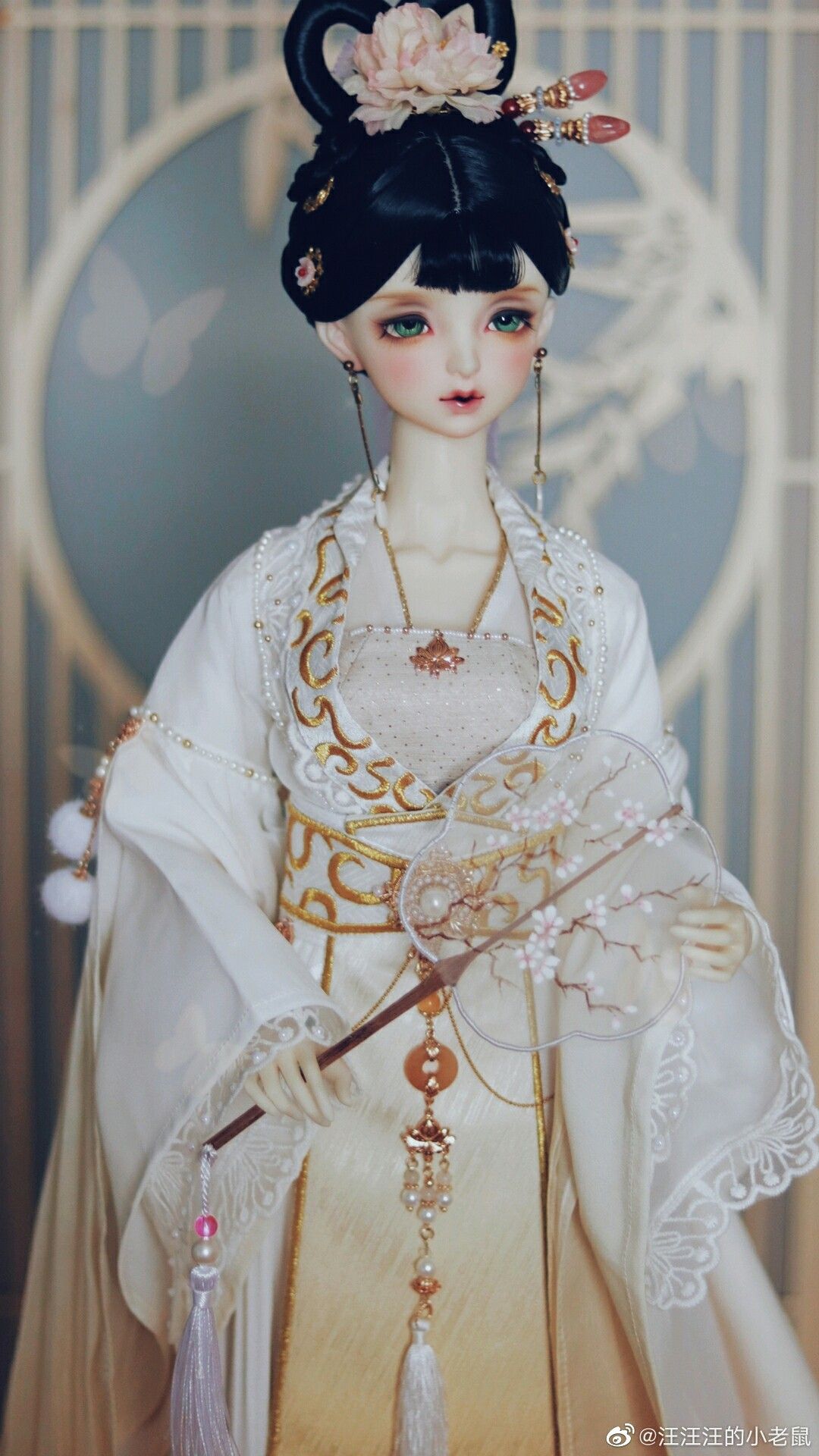Embracing Traditional Elegance:The Revival of Cheongsam and Shawl in Fashion Shows Embracing Traditional Elegance:The Revival of Cheongsam and Shawl in Fashion Shows