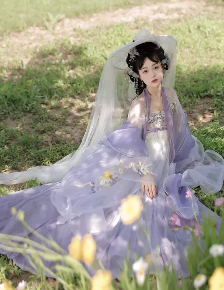 Elegant Black Hanfu:The Waisted-Up Style for Modern Women Elegant Black Hanfu:The Waisted-Up Style for Modern Women
