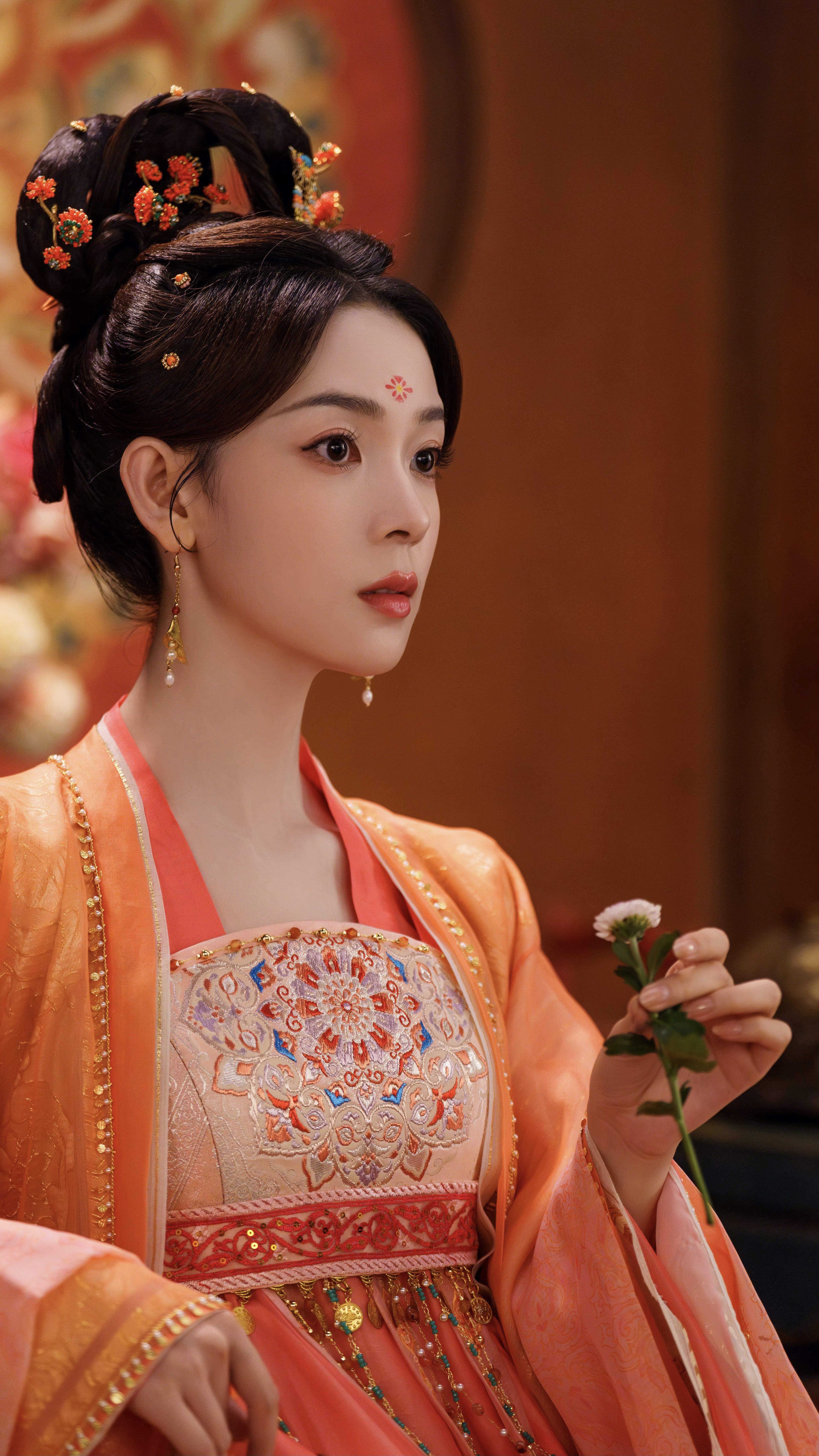 Embracing Summer in a Low-Cut Modern Cheongsam:Fashion Evolution and Cultural Fusion Embracing Summer in a Low-Cut Modern Cheongsam:Fashion Evolution and Cultural Fusion