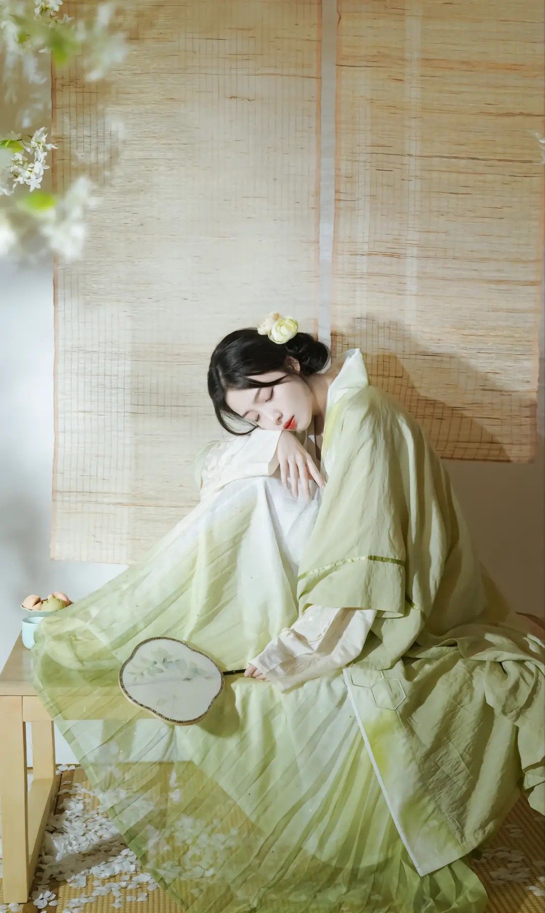 Splendid Traditional Chinese Elegance:The Splendor of Embroidered Cheongsam女装旗袍 Splendid Traditional Chinese Elegance:The Splendor of Embroidered Cheongsam女装旗袍