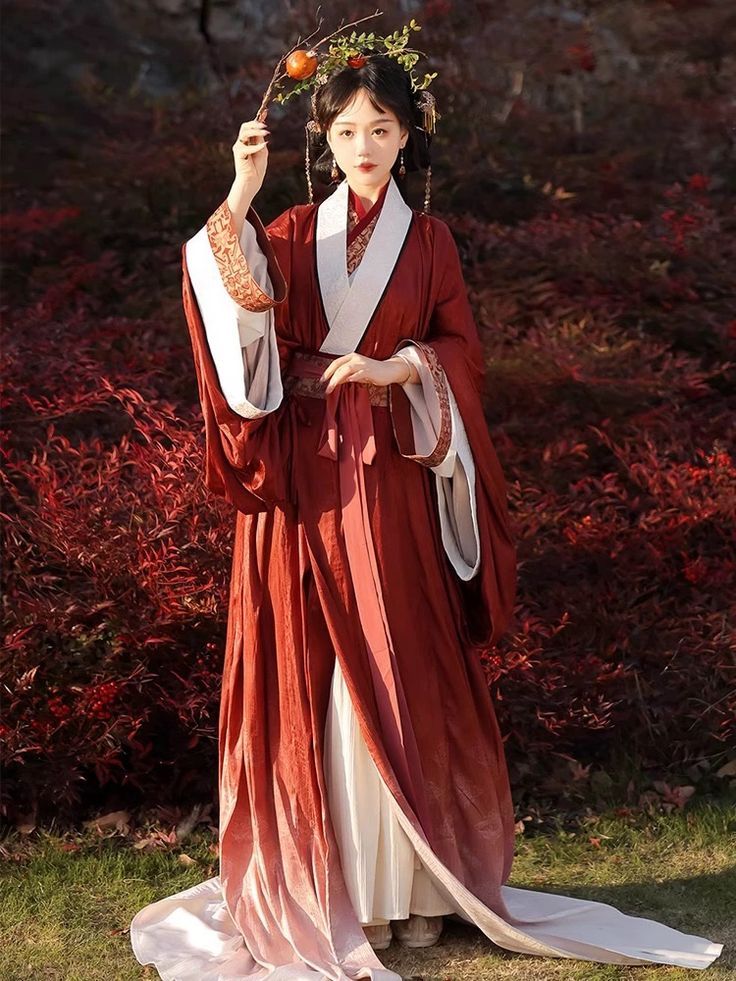 The Splendid Splendor of Cheongsams Open Slits:Embracing the Chinese Style The Splendid Splendor of Cheongsams Open Slits:Embracing the Chinese Style