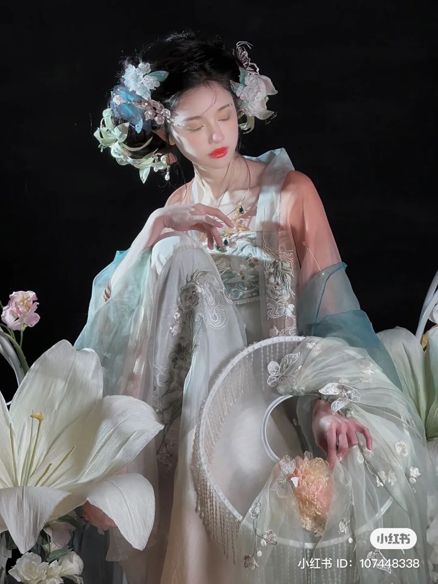 The Elegance of a Pearl Necklace and Cheongsam:A Fashionable Fusion The Elegance of a Pearl Necklace and Cheongsam:A Fashionable Fusion