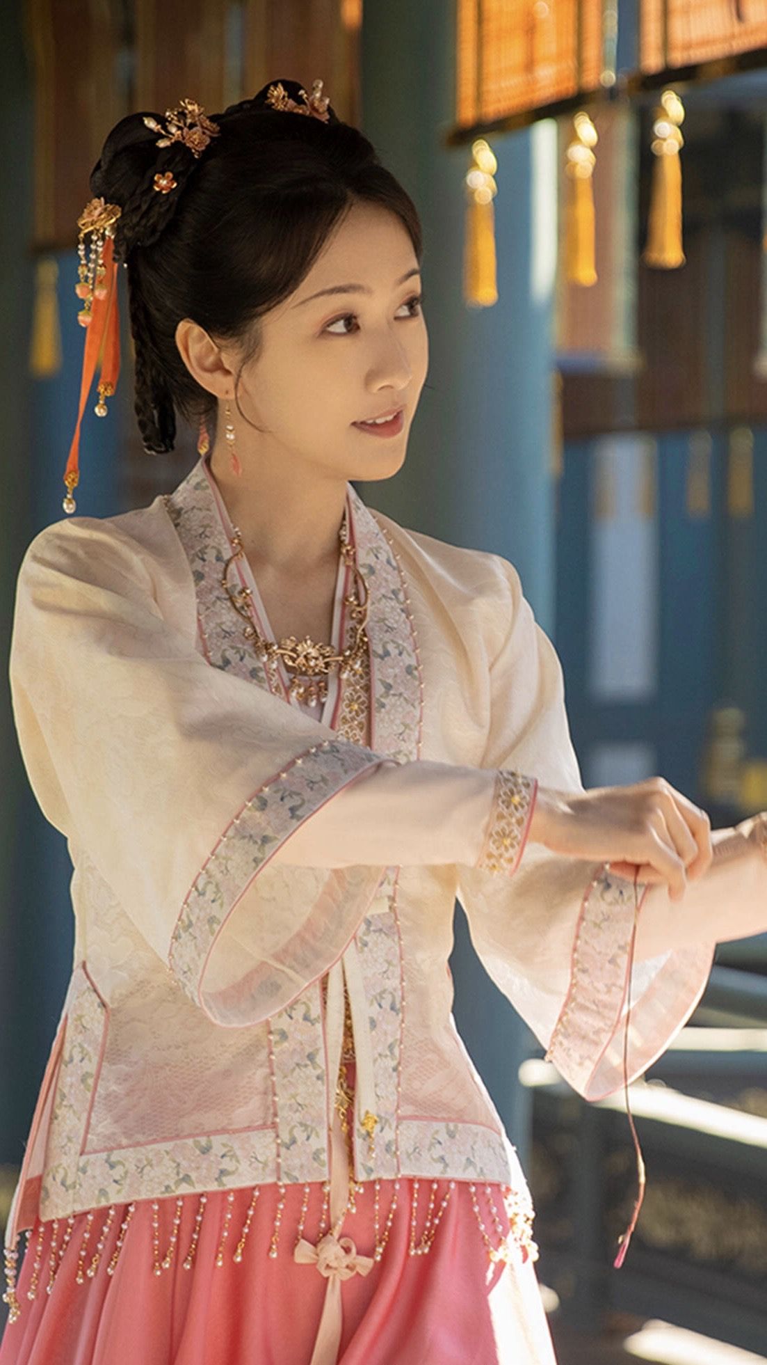 The Splendor of Song Jin in Traditional Chinese Cheongsam:A New Age Perspective The Splendor of Song Jin in Traditional Chinese Cheongsam:A New Age Perspective