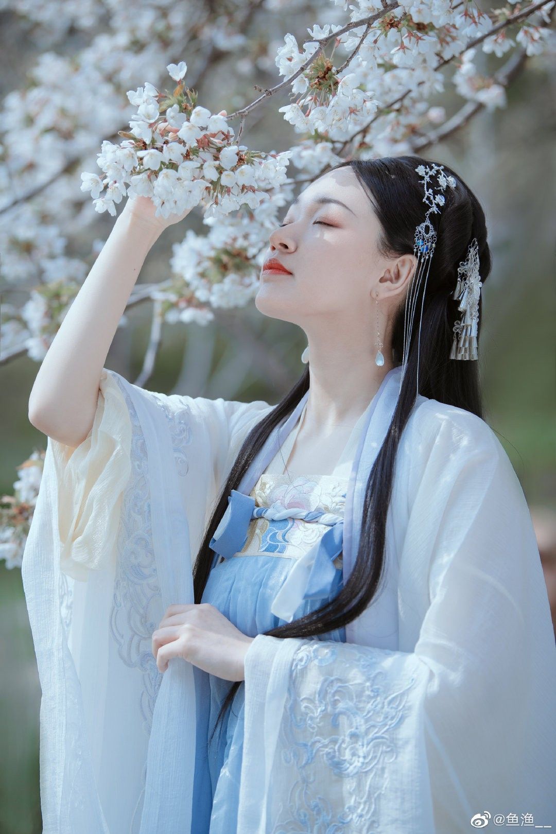 The Allure of Hanfu Fashion:Exploring the裴喜君 Style The Allure of Hanfu Fashion:Exploring the裴喜君 Style
