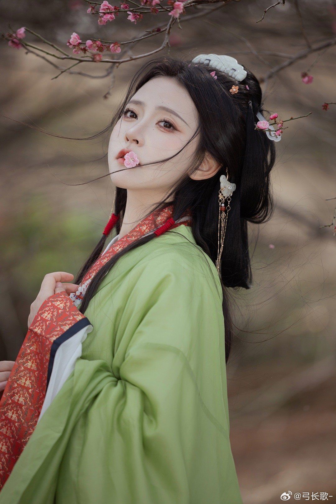 Princess Yao Yao:The Enchantment of Traditional Chinese Dress on a Young Girl Princess Yao Yao:The Enchantment of Traditional Chinese Dress on a Young Girl