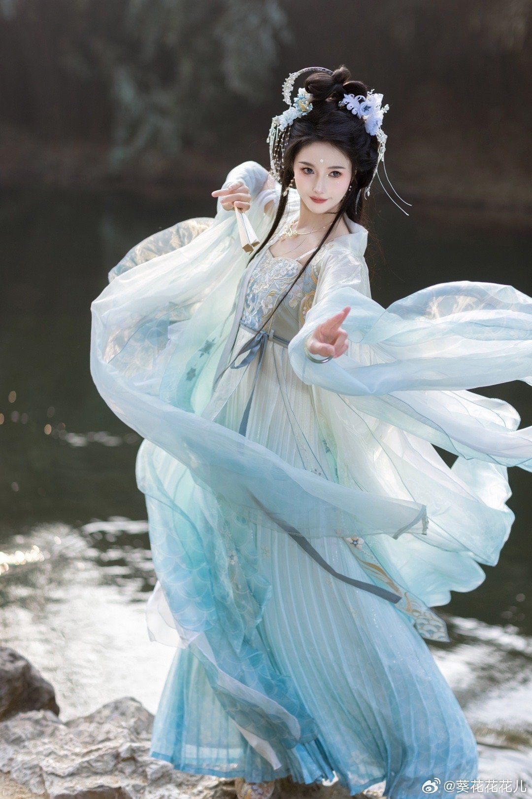 Elegant Qipao and Foldable Fans:A Journey into High-End Traditional Chinese Fashion Elegant Qipao and Foldable Fans:A Journey into High-End Traditional Chinese Fashion