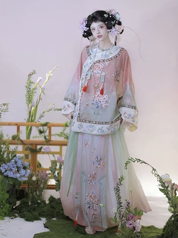 Encountering the Dragon:Zhu Xudans Journey into the World of Hanfu Fashion Encountering the Dragon:Zhu Xudans Journey into the World of Hanfu Fashion
