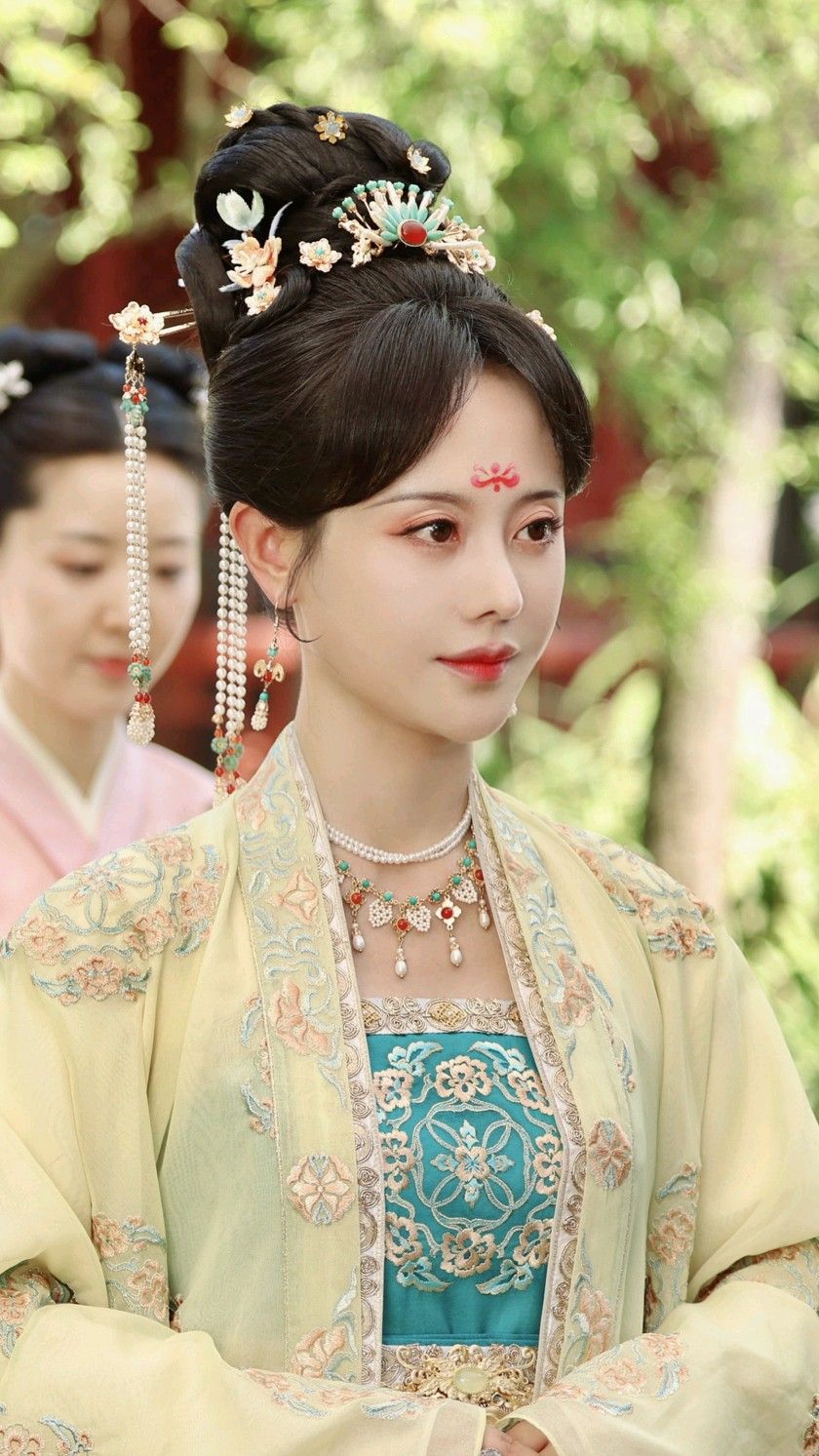 Splendid Splendor:The Complete Guide to Jinmi Hanfu Fashion Splendid Splendor:The Complete Guide to Jinmi Hanfu Fashion