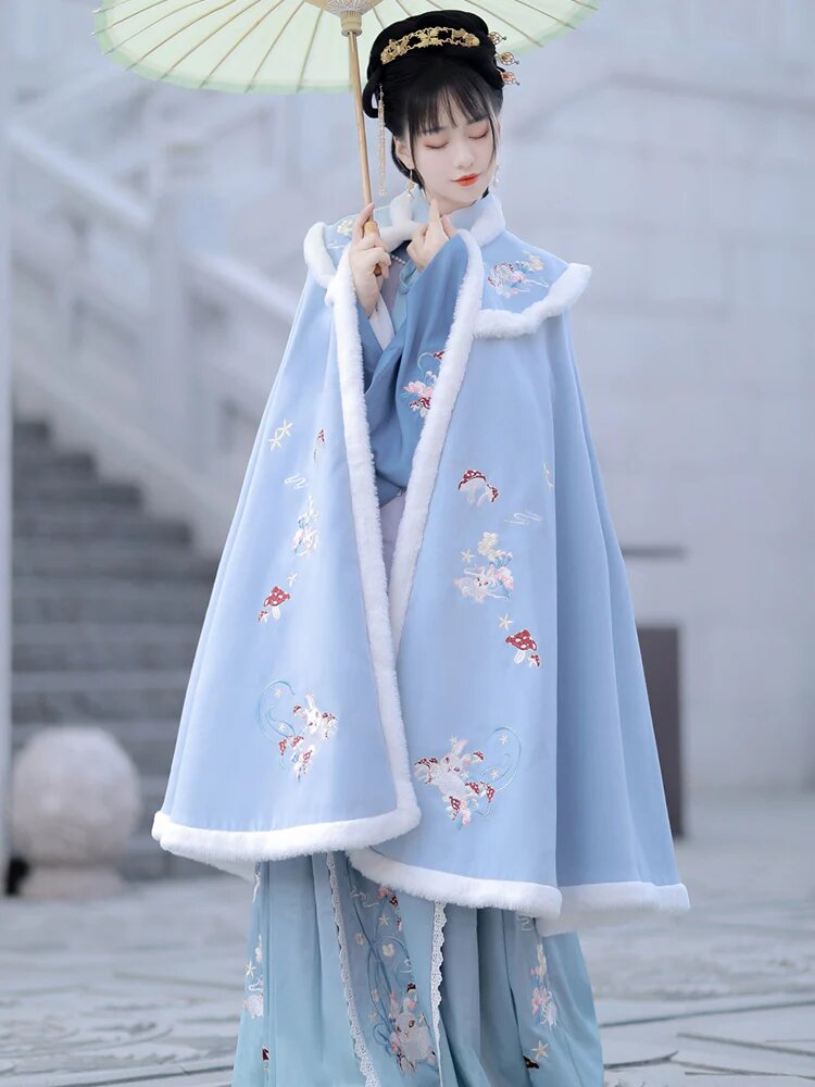 The Enchanting Femme Fatale in a Cheongsam:The Noblewomans Embrace of a Traditional Elegance The Enchanting Femme Fatale in a Cheongsam:The Noblewomans Embrace of a Traditional Elegance