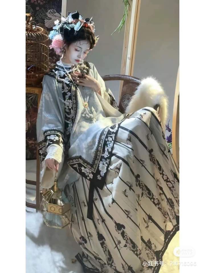 Styling a Pink Cheongsam with the Perfect Bag Styling a Pink Cheongsam with the Perfect Bag