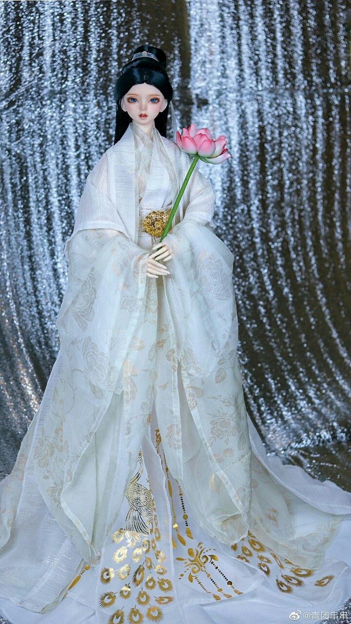Cloud-like Feathers in Traditional Chinese Clothing:The Splendor of Hanfu Cloud-like Feathers in Traditional Chinese Clothing:The Splendor of Hanfu