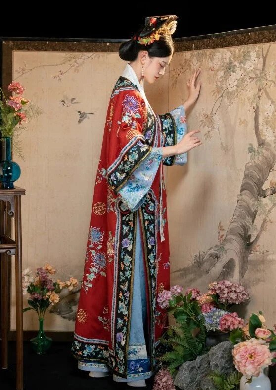 Commuting in a New Light:The Rise of Hanfu,a Modern Blend of Traditional Chinese Elegance Commuting in a New Light:The Rise of Hanfu,a Modern Blend of Traditional Chinese Elegance