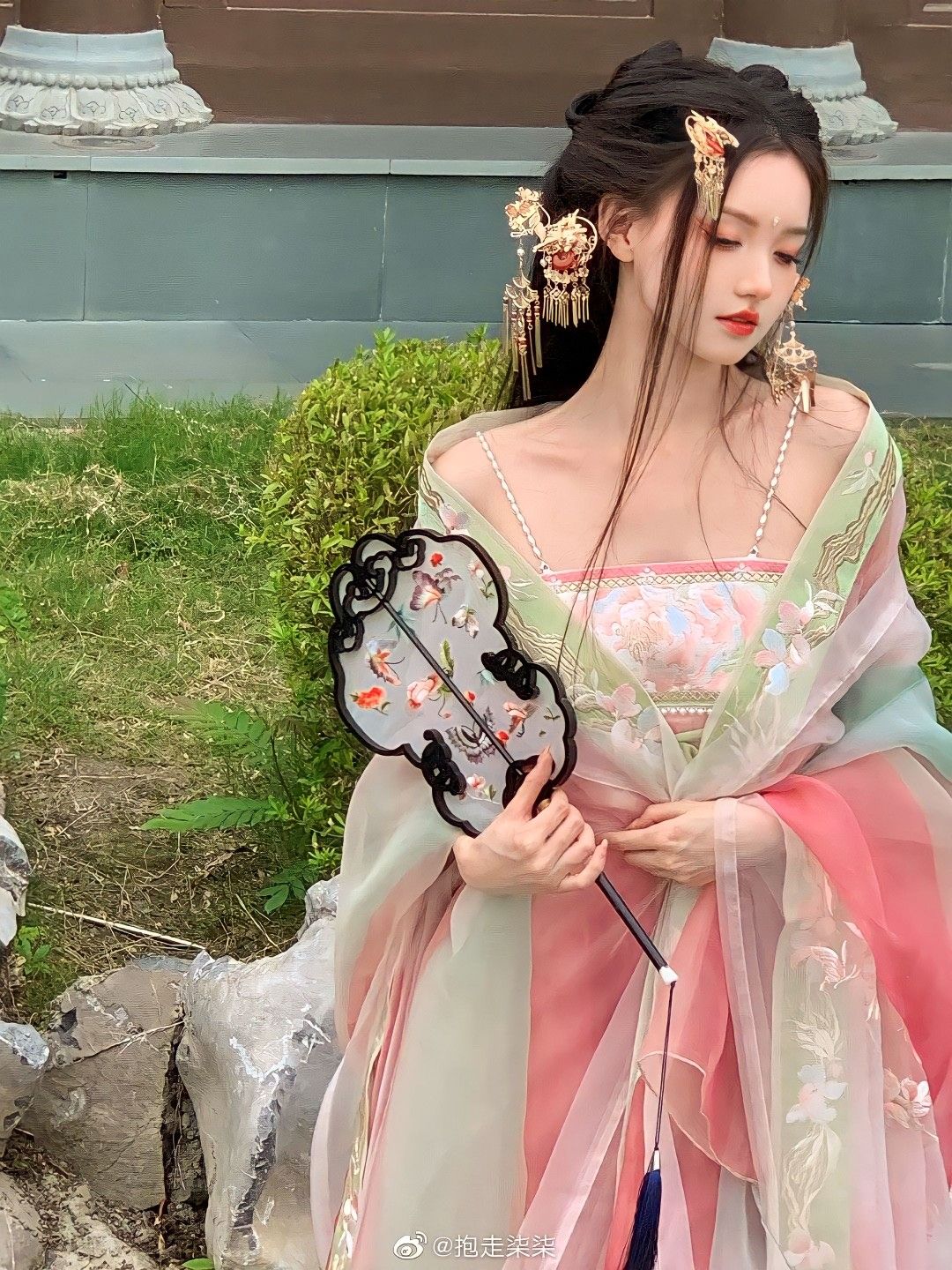 Large Size Traditional Chinese Tang Suit Set with Modern Chinese Fashion Elements Large Size Traditional Chinese Tang Suit Set with Modern Chinese Fashion Elements