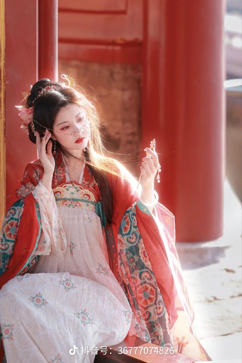 Encountering the Divine Deer:A Journey into the World of Hanfu with Jingle Bells Encountering the Divine Deer:A Journey into the World of Hanfu with Jingle Bells