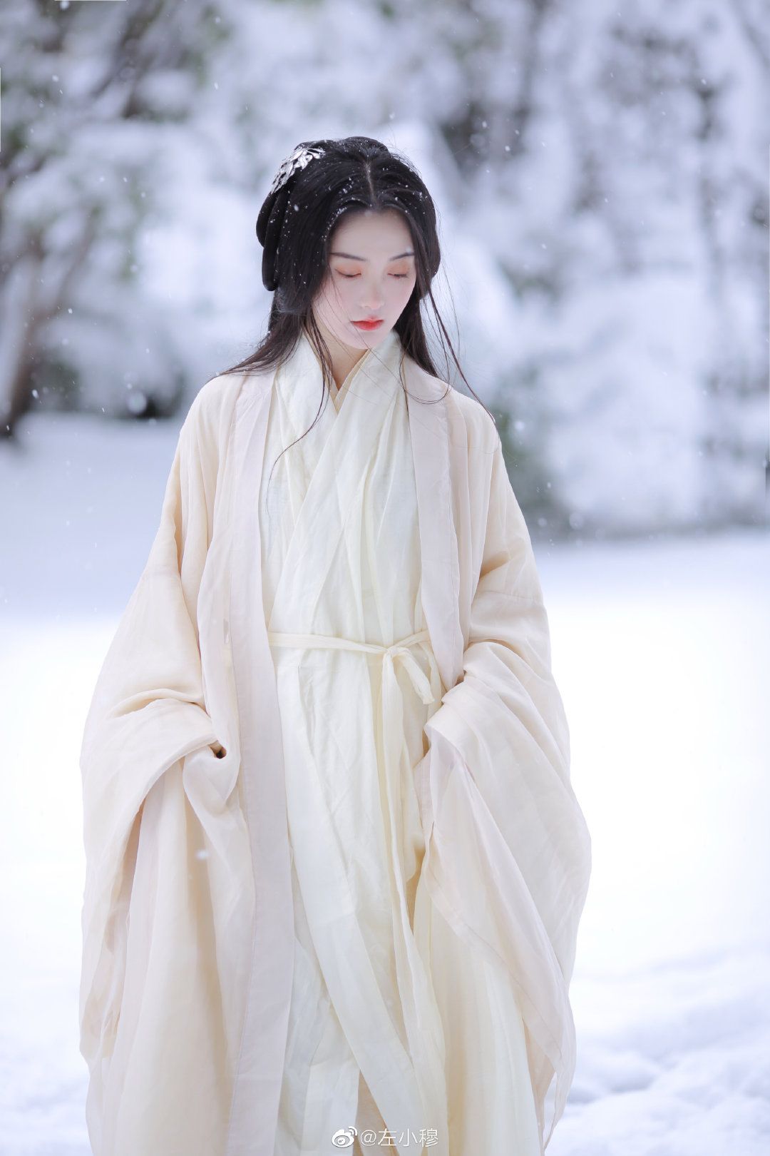 The Charm of Qipao:Exploring the Elegance of Bai Xiuzhus Cheongsam Style The Charm of Qipao:Exploring the Elegance of Bai Xiuzhus Cheongsam Style