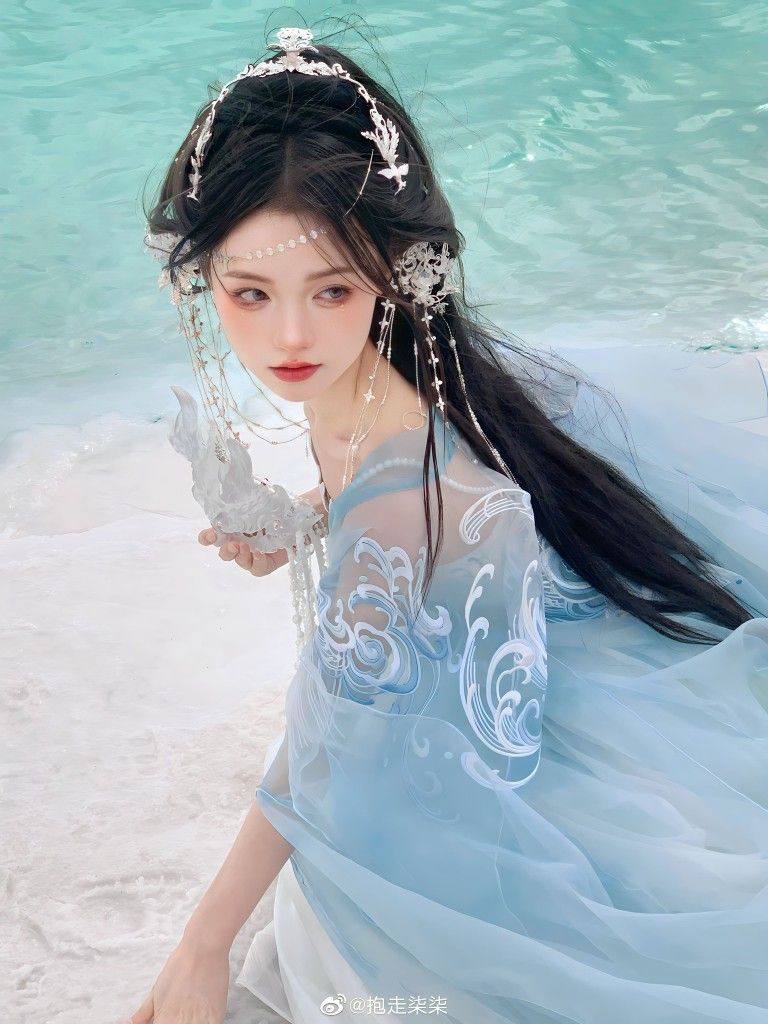 Reinventing Traditional Chinese Clothing:The Evolution of Qipao and Hanfu Fashion Reinventing Traditional Chinese Clothing:The Evolution of Qipao and Hanfu Fashion