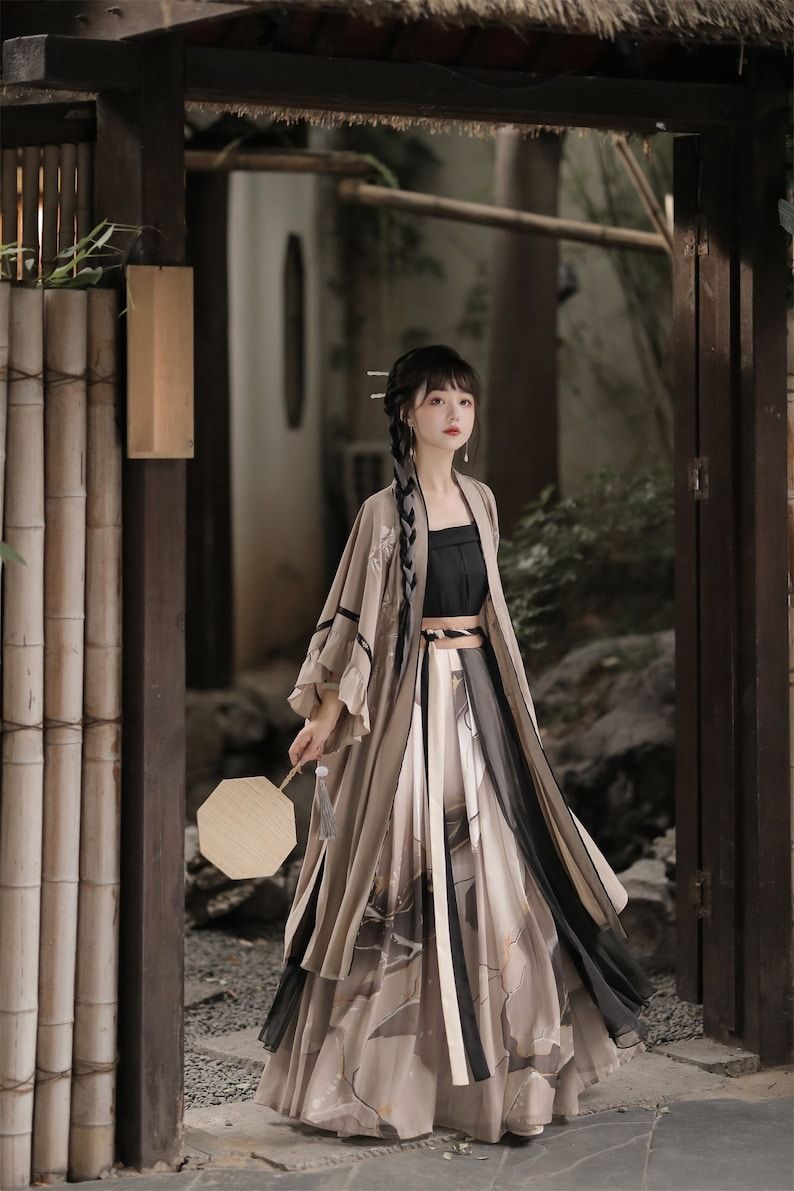 Traditional Chinese-Style Clutch Bags for Qipao:A Guide to Carry Your Smartphone with Elegance Traditional Chinese-Style Clutch Bags for Qipao:A Guide to Carry Your Smartphone with Elegance