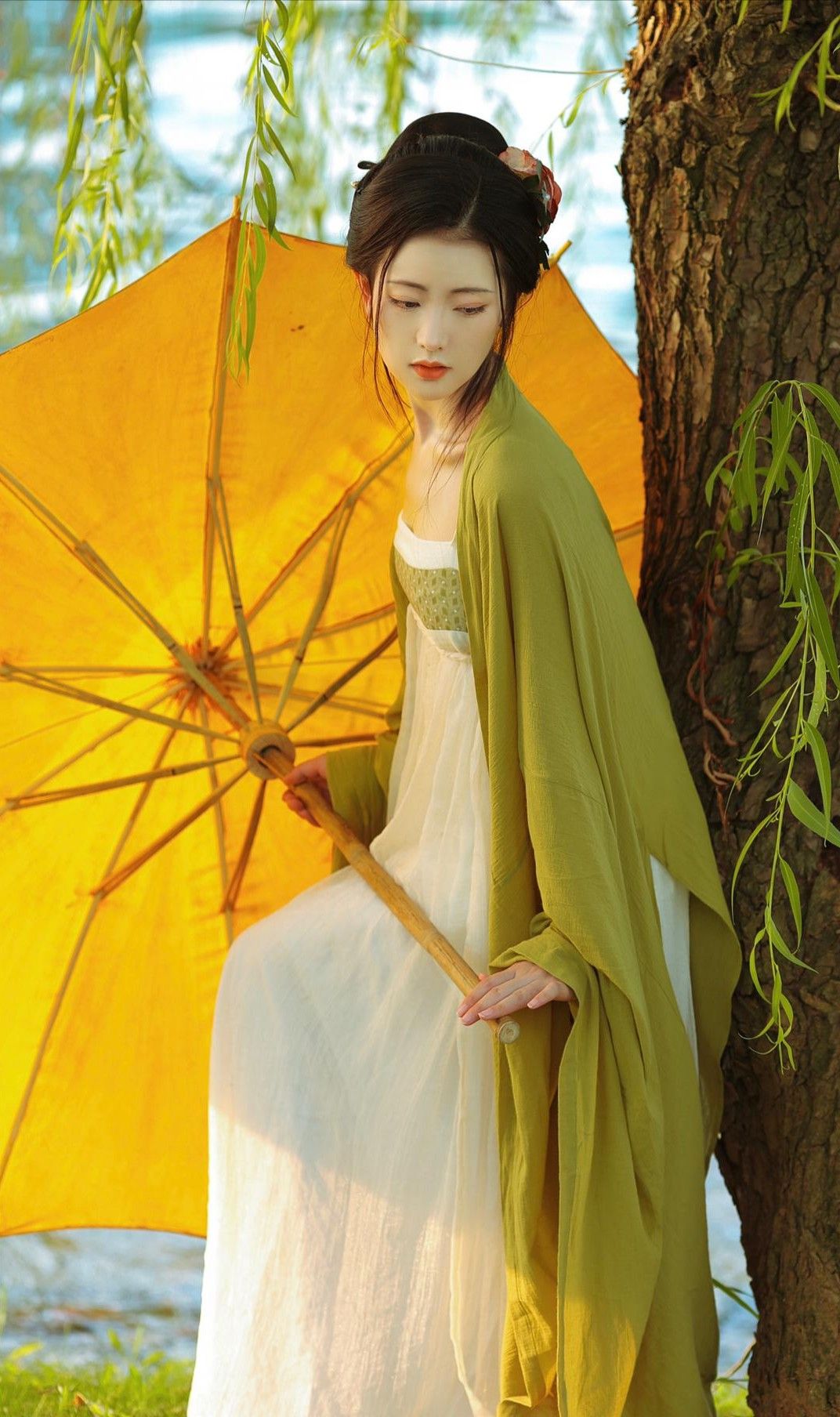 Innovating the Classic Cheongsam with Modern Touches of the Fragrant Cloud Silk Innovating the Classic Cheongsam with Modern Touches of the Fragrant Cloud Silk