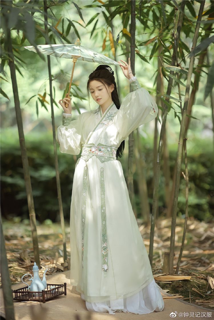 Reinventing the Cheongsam:The Evolution of Traditional Qipao in 2025 Reinventing the Cheongsam:The Evolution of Traditional Qipao in 2025