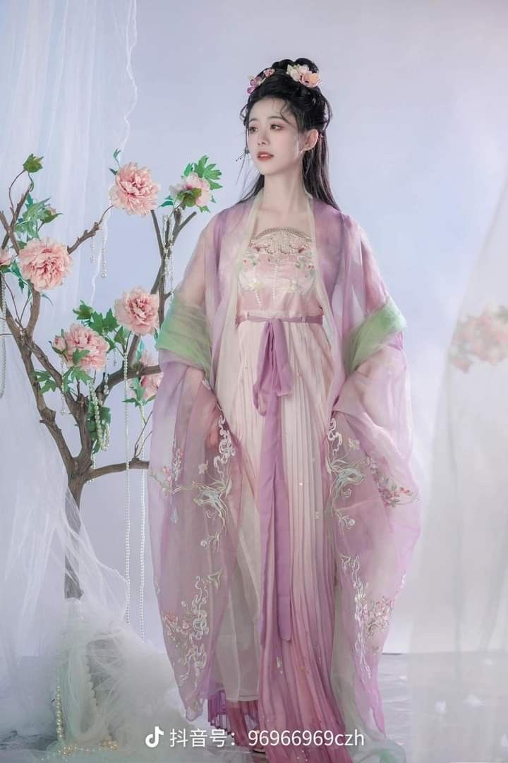 Little Girls in Traditional Chinese Hanfu and Fairy-like Dress:The Enchantment of Hanfu Culture Little Girls in Traditional Chinese Hanfu and Fairy-like Dress:The Enchantment of Hanfu Culture