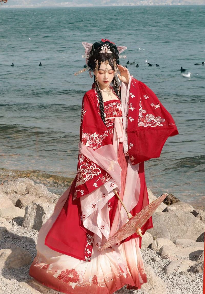 The Evolution of Cheongsam:A Modernized Pattern of Traditional Qipao The Evolution of Cheongsam:A Modernized Pattern of Traditional Qipao