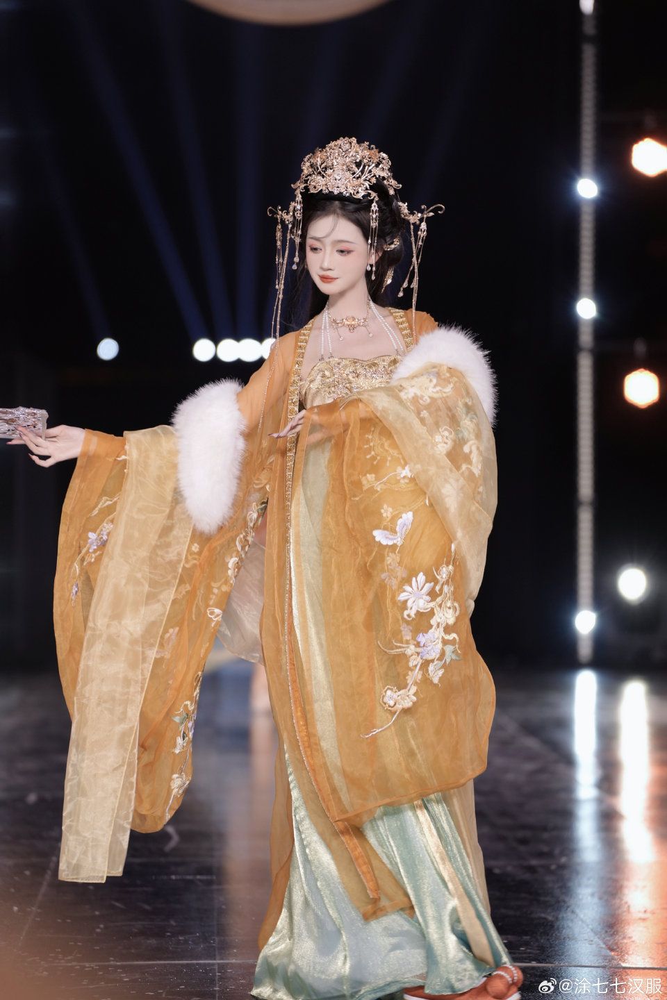 Golden Mountain Water Horse-Face Skirt:A Tale of Traditional Elegance Golden Mountain Water Horse-Face Skirt:A Tale of Traditional Elegance