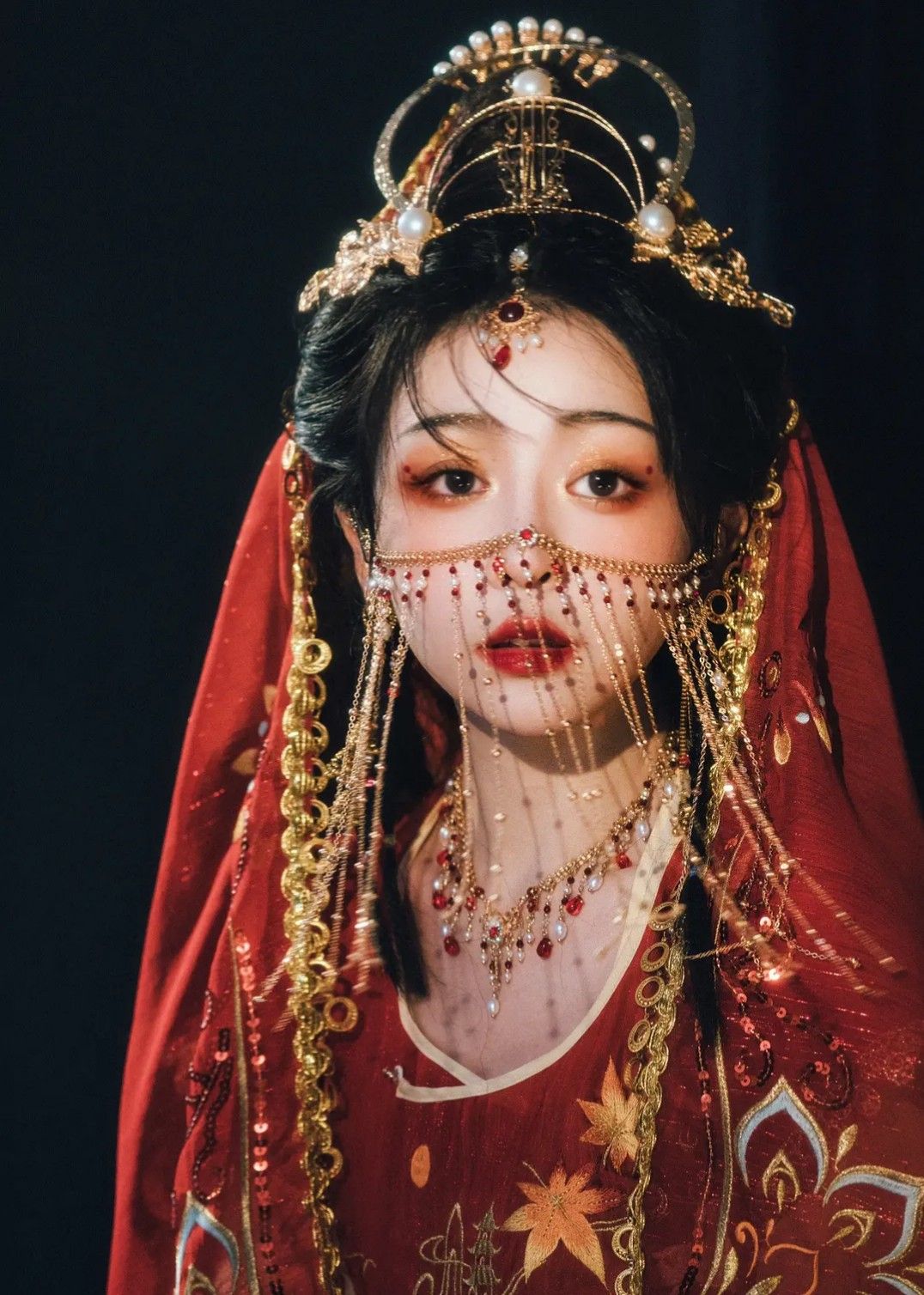 Splendid Splendor:The Allure of Red Ancient Hanfu Dragging the Ground Splendid Splendor:The Allure of Red Ancient Hanfu Dragging the Ground