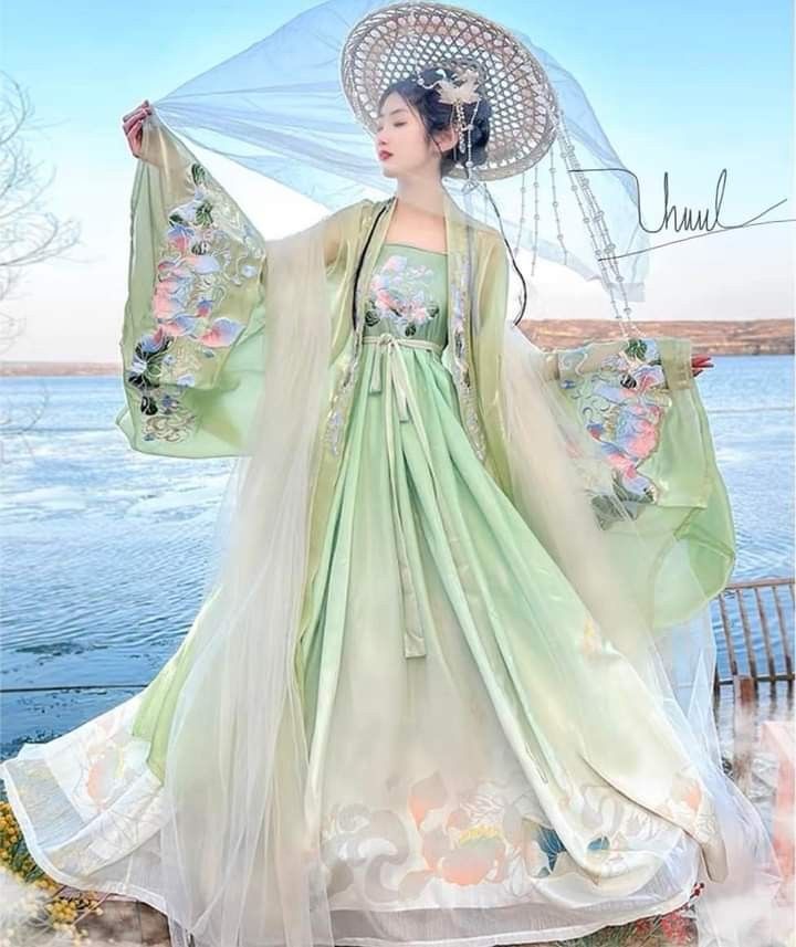 Reinventing Traditional Hanfu for Modern Women:A Summer Fashion Evolution Reinventing Traditional Hanfu for Modern Women:A Summer Fashion Evolution
