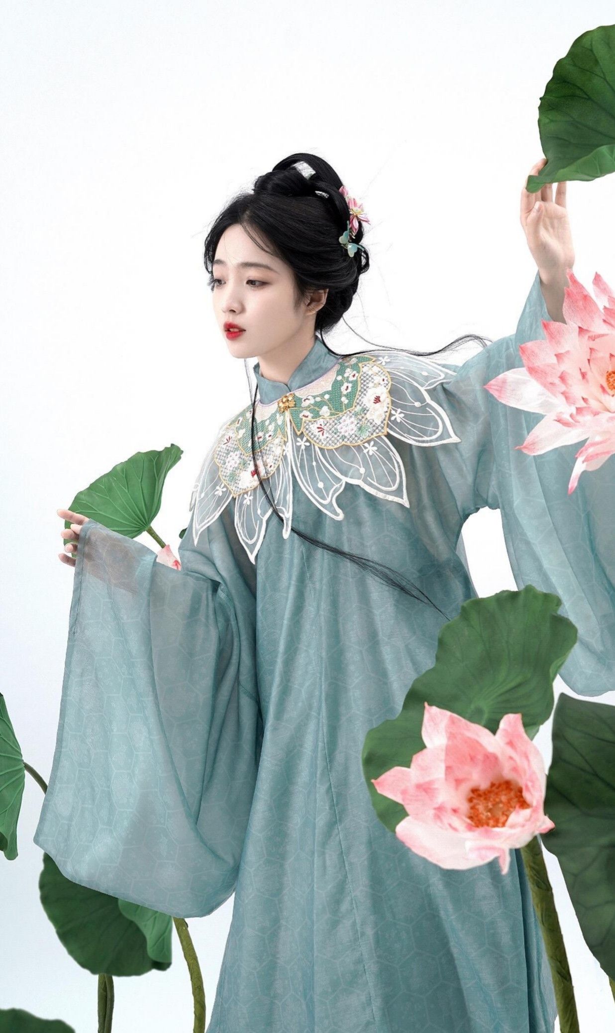 The Embracing Elegance of a Mothers Cheongsam at Her Wedding Gala The Embracing Elegance of a Mothers Cheongsam at Her Wedding Gala