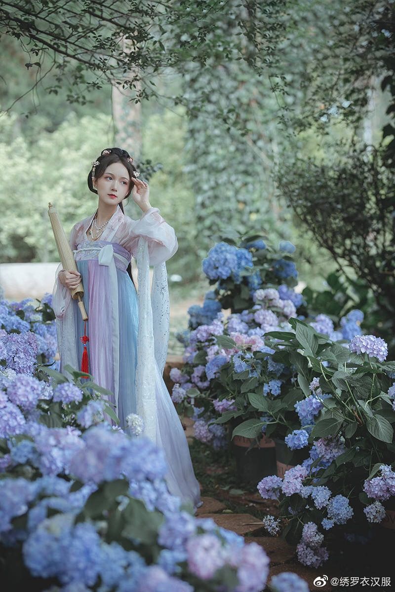 Traditional Tang Costumes for One-Year-Old Baby Girls:A Cultural Blend of Elegance and Comfort Traditional Tang Costumes for One-Year-Old Baby Girls:A Cultural Blend of Elegance and Comfort