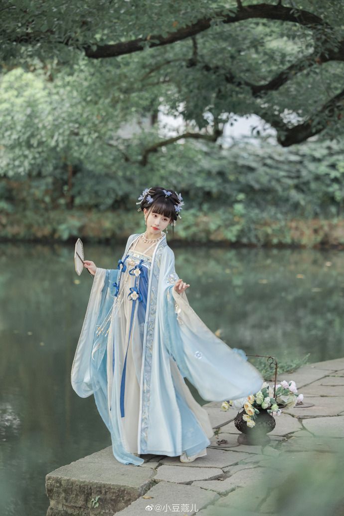 Peach Blossom and Silk Threads:Exploring the Beauty of Hanfu with the Lithe Grace of a Falling Pear Peach Blossom and Silk Threads:Exploring the Beauty of Hanfu with the Lithe Grace of a Falling Pear