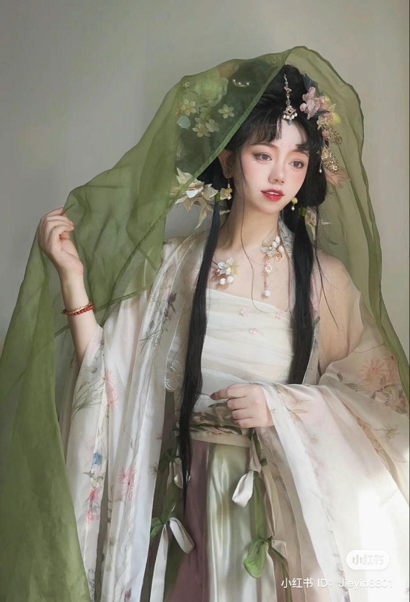 The Subtleties of Hanfu Ming-Style Fashion with Inner Layers The Subtleties of Hanfu Ming-Style Fashion with Inner Layers