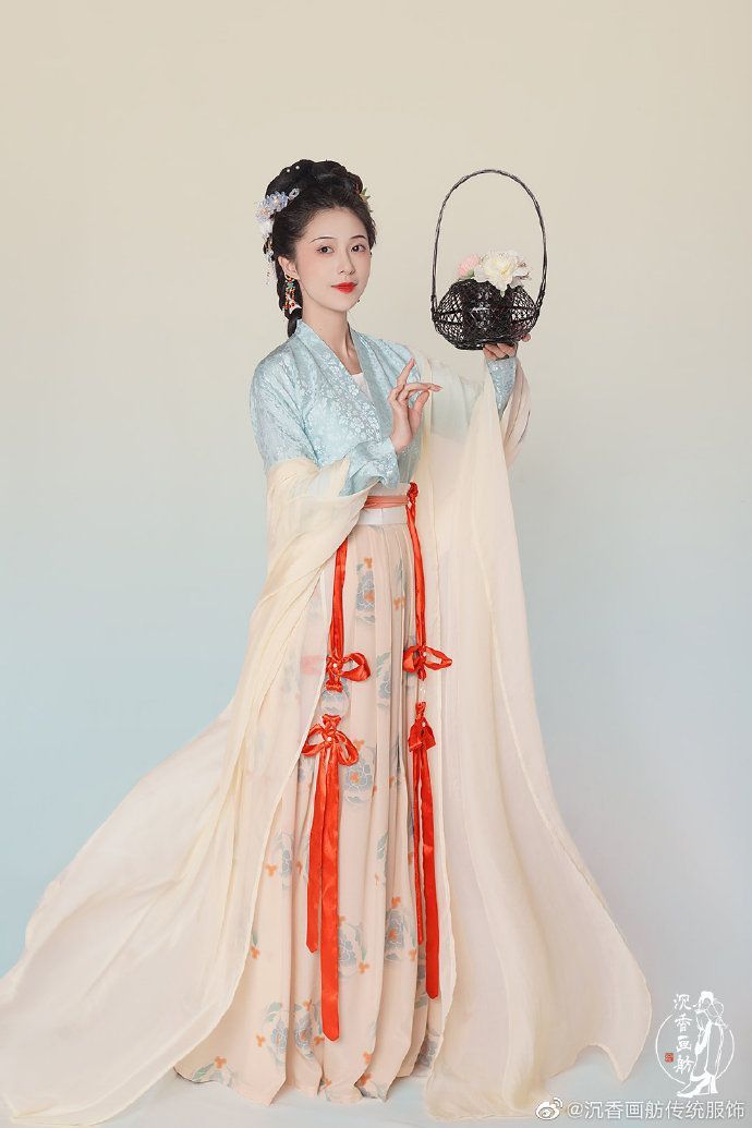 Winter Fashion:The Evolution of Chinese-Style Modified Cheongsam Blouses Winter Fashion:The Evolution of Chinese-Style Modified Cheongsam Blouses