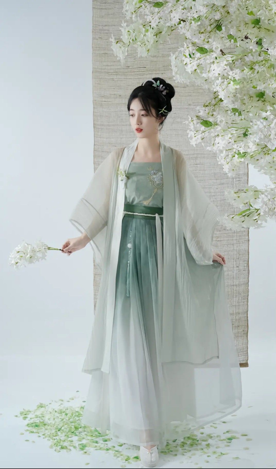 White Cheongsam Bag:A Blend of Tradition and Modernity White Cheongsam Bag:A Blend of Tradition and Modernity