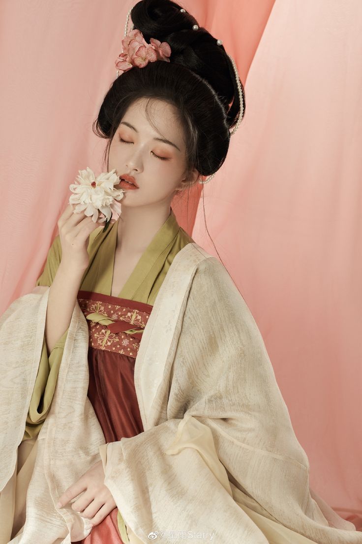 The Splendor of Hanfu Wedding Gowns:The Empresss Robe The Splendor of Hanfu Wedding Gowns:The Empresss Robe
