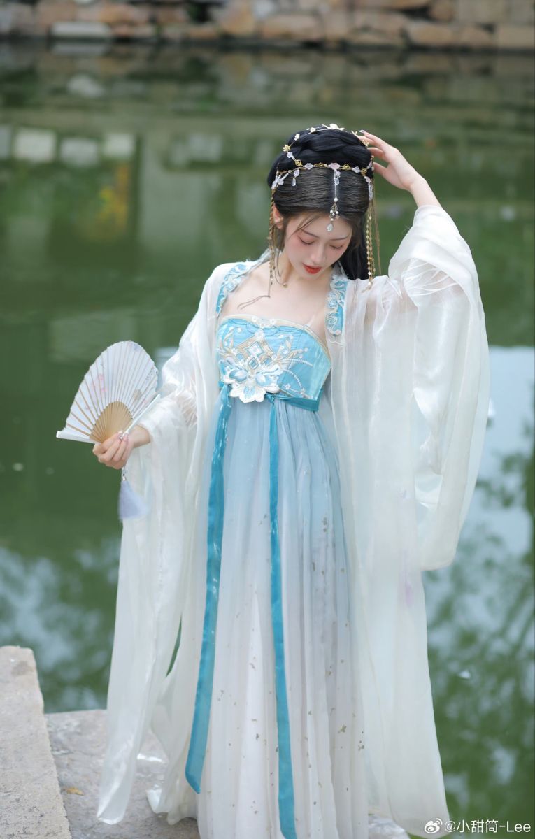 Butterfly Cheongsam:Embracing the New Chinese Fashion Butterfly Cheongsam:Embracing the New Chinese Fashion