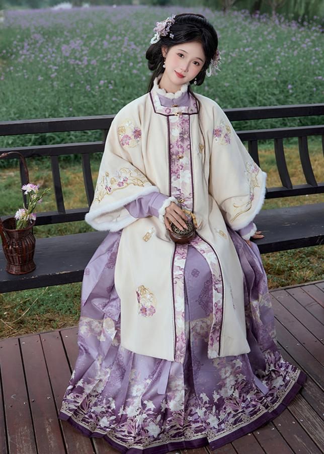 The Splendor of Cheongsam with Blue and White Porcelain Pattern The Splendor of Cheongsam with Blue and White Porcelain Pattern