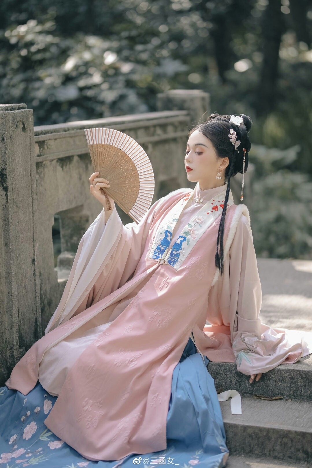 Embracing the New Sino-Chic:Butterfly Cheongsam Reimagined Embracing the New Sino-Chic:Butterfly Cheongsam Reimagined