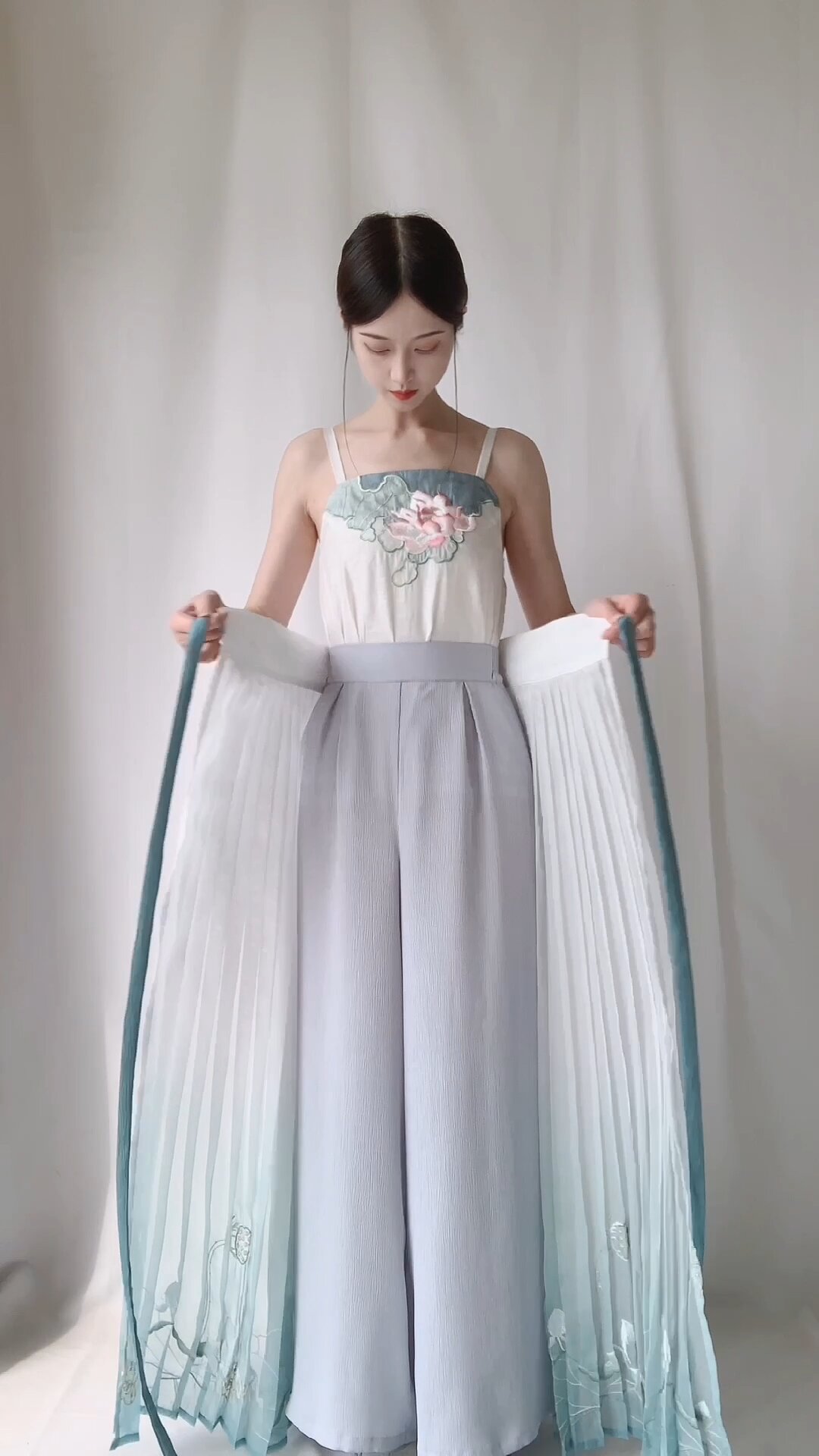 Exploring the World of Hanfu Hand Decorations:A Journey into Traditional Chinese Accessories Exploring the World of Hanfu Hand Decorations:A Journey into Traditional Chinese Accessories