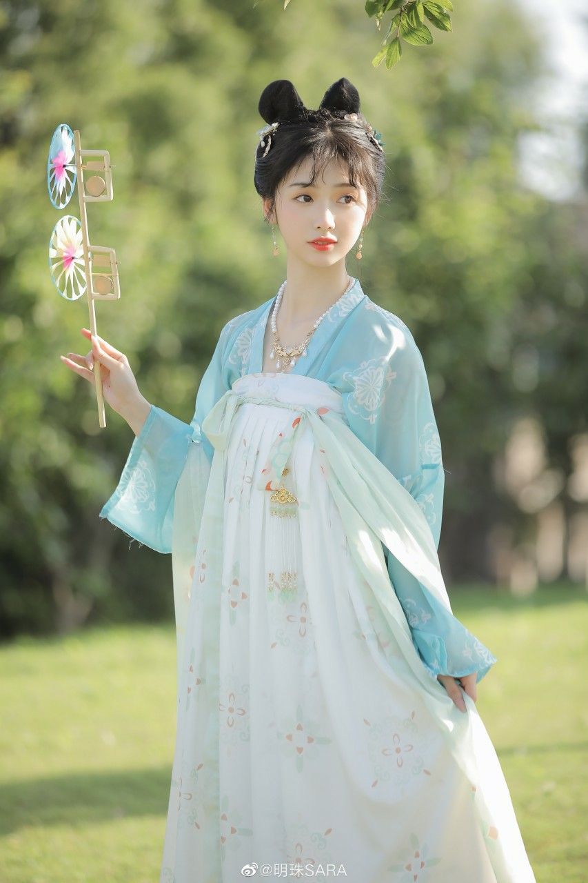 Embracing the Beauty of Plus-Size Women in Cheongsam:The Rise of the Fat MM Fashion Trend Embracing the Beauty of Plus-Size Women in Cheongsam:The Rise of the Fat MM Fashion Trend