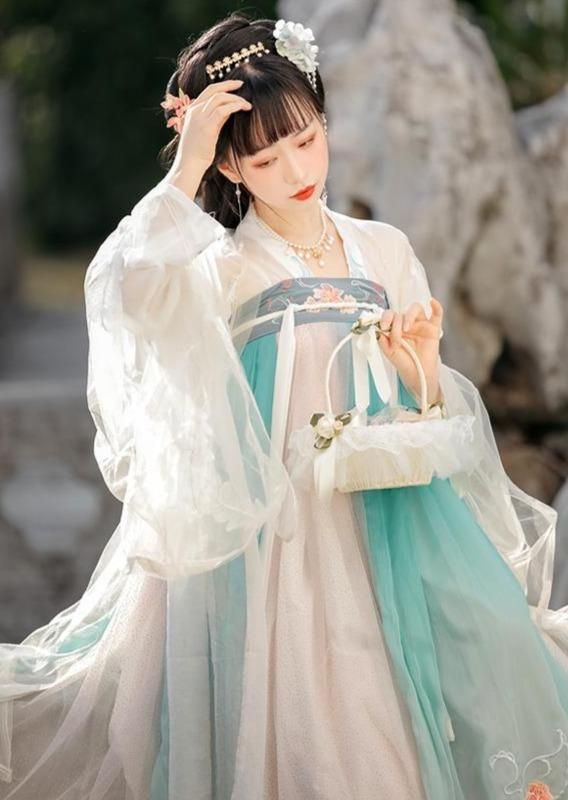 Short-Style Cheongsam:A Glance into Traditional Chinese Elegance Short-Style Cheongsam:A Glance into Traditional Chinese Elegance