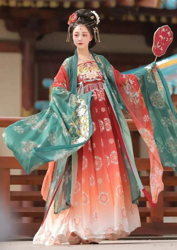 Lotus Silk Cheongsam:A Blend of Elegance and Tradition