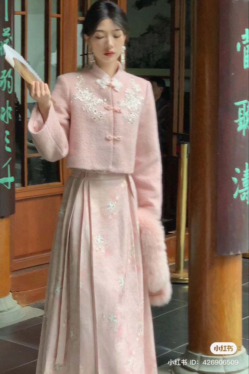 Styling a Plum-Blossom Skirt with a Top for a Growing Child Styling a Plum-Blossom Skirt with a Top for a Growing Child